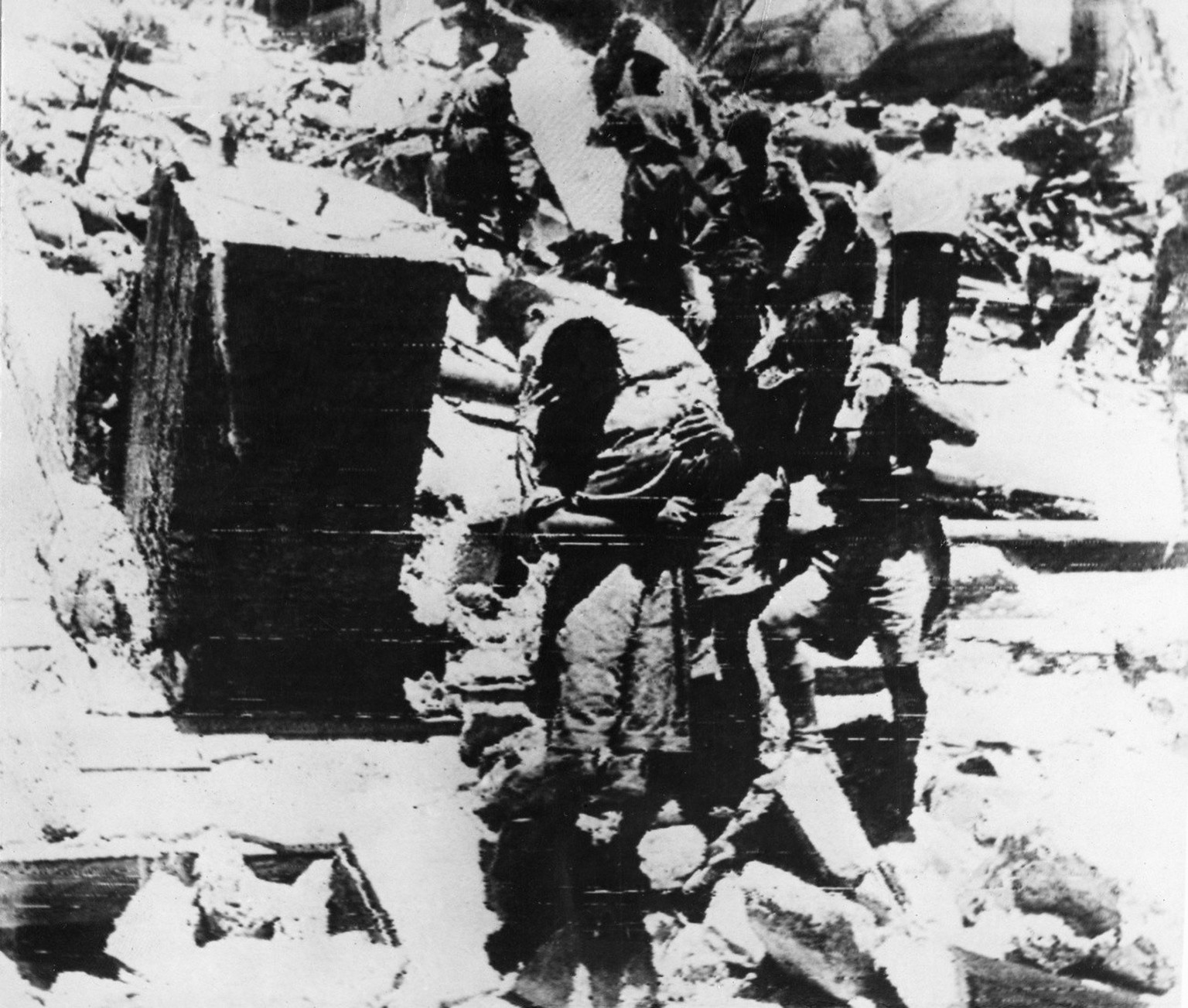 Helfer bergen am 22. Juli 1946 Verletzte und Tote aus den Truemmern des King David Hotel in Jerusalem, Palaestina, nach einem Bombenanschlag durch ein Kommando der rechtsextremen zionistischen Untergr ...