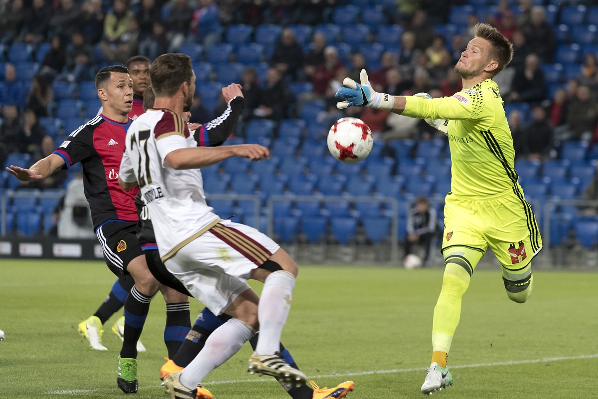 Der Basler Torhueter Tomas Vaclik, rechts, versucht einen Ball abzuwehren im Fussball Meisterschaftsspiel der Super League zwischen dem FC Basel 1893 und dem FC Vaduz im Stadion St. Jakob-Park in Base ...