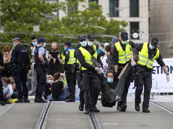 Polizisten tragen einen Aktivisten der Umweltbewegung Extinction Rebellion von der Quaibr�cke in Z�rich.