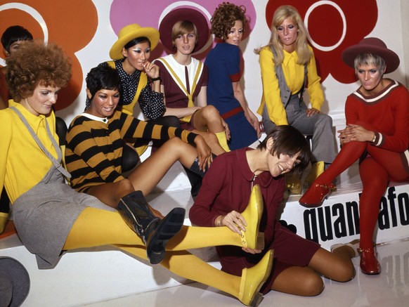 FILE - British fashion designer Mary Quant, center foreground, poses with models wearing her creations, in London, on August 1, 1967. Quant, the designer whose fashion epitomized the Swinging 60s, has…