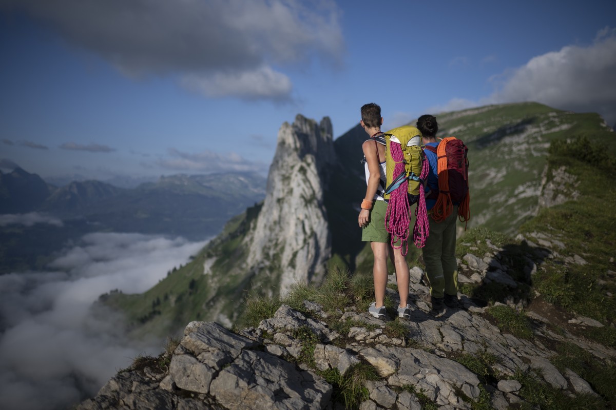 Klettter schauen zu den Kreuzbergen, am Montag, 29. Juli 2024 im Alpstein bei Bruelisau. (KEYSTONE/Gian Ehrenzeller)