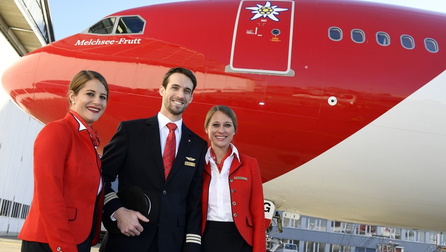 Eine Edelweiss-Crew strahlt mit neuen Uniformen bei der Taufe eines A340, dem juengsten Flottenzuwachs der Edelweiss Air, auf den Namen &quot;Melchsee Frutt&quot;, auf dem Flughafen Zuerich Kloten, am ...