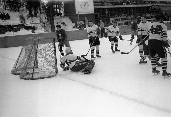 Die Schweiz erzielt am 4. Februar 1948 im Eishockey-Finalrundenspiel zwischen der Schweiz und England an der Winterolympiade 1948 in St. Moritz, Schweiz, einen Treffer. Die Schweiz gewinnt das Spiel m ...