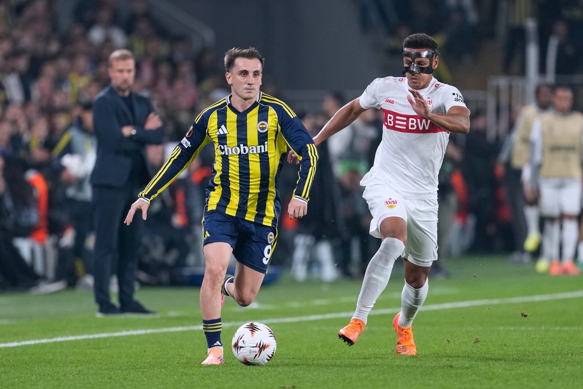 Fenerbahce's Kerem Akturkoglu, left, vies for the ball with Stuttgart's Luca Jaquez during the Europa League soccer match between Fenerbahce and Stuttgart, in Istanbul, Turkey, Thursday, Oct ...