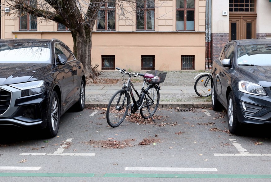 Bilder des Jahres, News 12 Dezember News Themen der Woche KW48 News Bilder des Tages 01.12.2022, Berlin - Deutschland. Ab Januar 2023 dürfen Fahrräder auch auf Parkplätzen für Autos abgestellt werden. ...