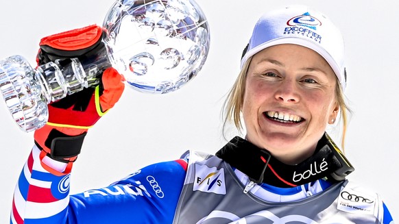 epa09837761 Tessa Worley of France holds the women&#039;s Giant-Slalom overall leader crystal globe trophy during the Women&#039;s Giant Slalom race at the FIS Alpine Skiing World Cup finals in Meribe ...