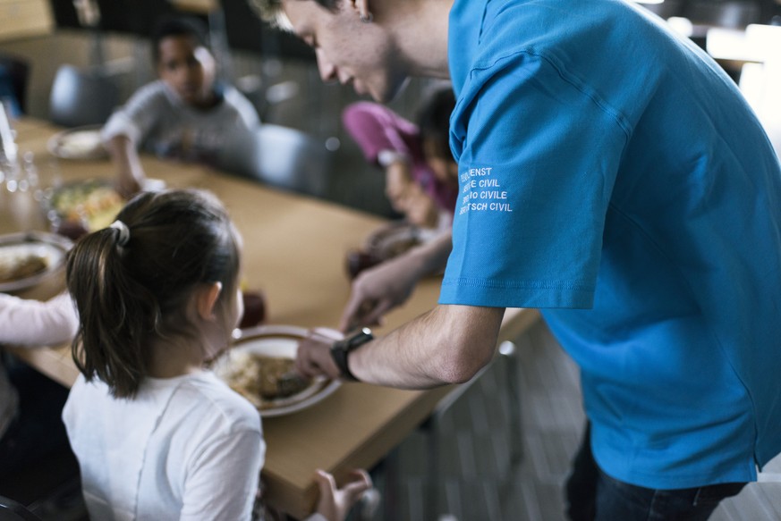 ZUM ZIVILDIENST TAETIGKEITSBEREICH SCHULWESEN STELLEN WIR IHNEN HEUTE, MITTWOCH, 25. JANUAR 2017, FOLGENDES BILDMATERIAL ZUR VERFUEGUNG --- An alternative civilian service employee pictured helping  ...