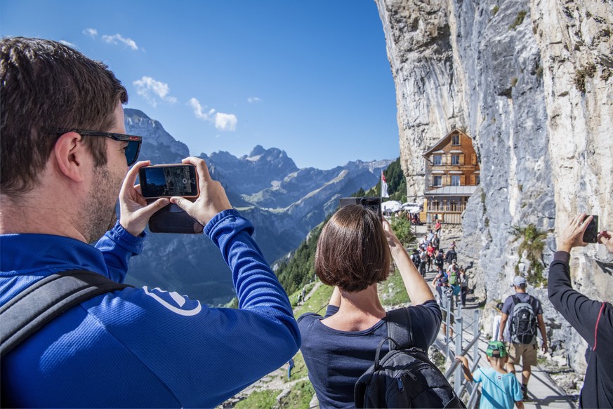 Das Berggasthaus Aescher ist bei internationalen Touristen ein beliebtes Ziel.  