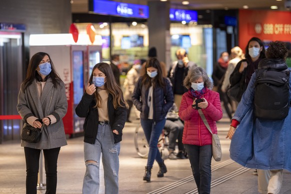 Zugreisende mit Schutzmaske im Bahnhof Bern am Montag, 12. Oktober 2020. In oeffentlichen Raeumen, Geschaeften, im oeffentlichen Verkehr sowie in Bahnhoefen des Kantons Bern gilt ab ab Montag, 12. Okt ...