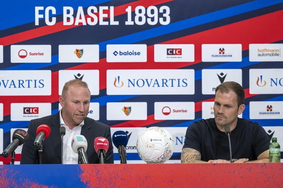 Der neue Trainer Ludovic Magnin, links, und Sportdirektor Daniel Stucki, rechts, bei einer Pressekonferenz des FC Basel 1893 in Basel, am Dienstag, 17. Juni 2025. (KEYSTONE/Georgios Kefalas)