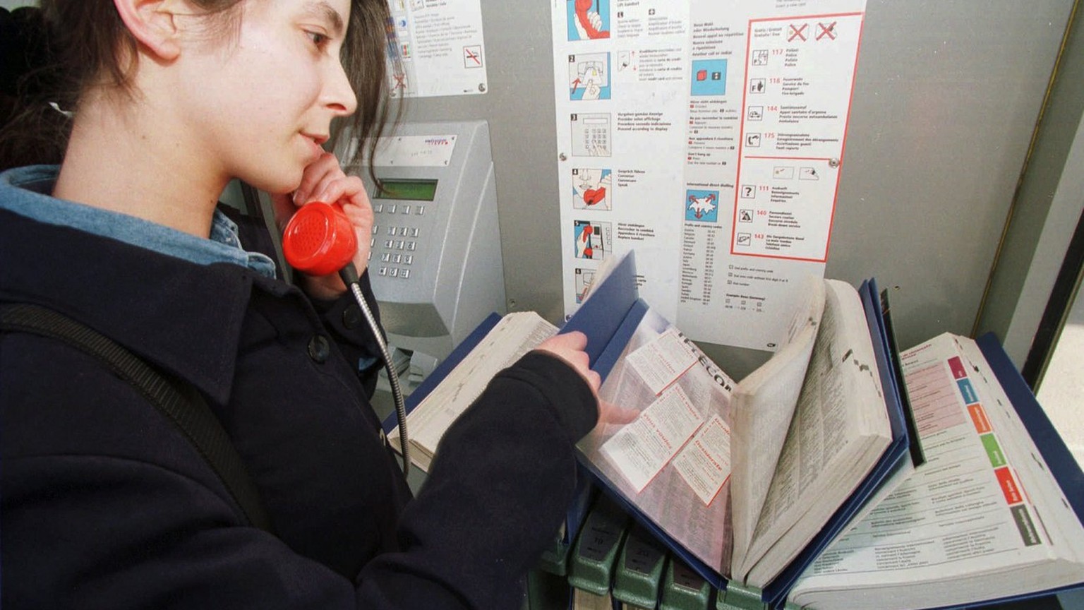 Die Telefonbuecher haben in den oeffentlichen Telefonkabinen der Schweiz bald ausgedient (Aufnahme vom 16. April 1998). Ab Juli 1998 werden alle rund 13 000 Telefonkabinen der Swisscom mit dem elektro ...