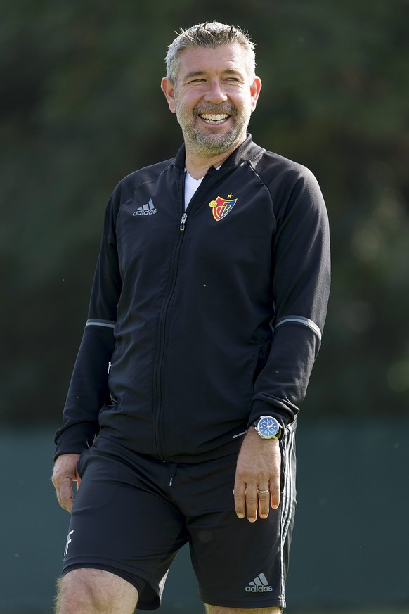 epa05536336 FC Basel&#039;s head coach Urs Fischer leads his team&#039;s training session in the St. Jakob-Park training area in Basel, Switzerland, 12 September 2016. FC Basel 1893 will face Ludogore ...