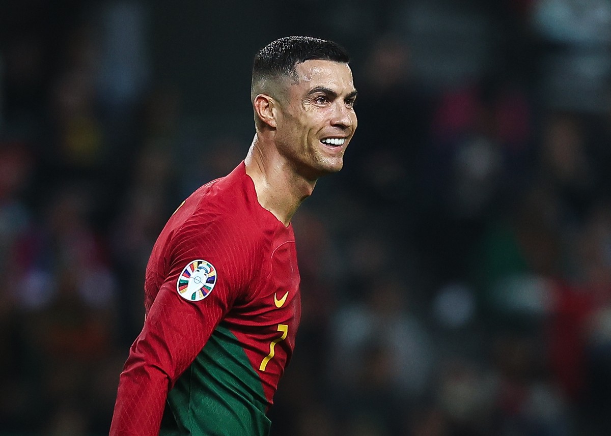 ARCHIV - ZUR GRUPPE F AN DER FUSSBALL EURO 2024 IN DEUTSCHLAND STELLEN WIR IHNEN FOLGENDES BILDMATERIAL ZUR VERFUEGUNG - epa10985425 Portugal's Cristiano Ronaldo watches during the UEFA EURO 2024 ...