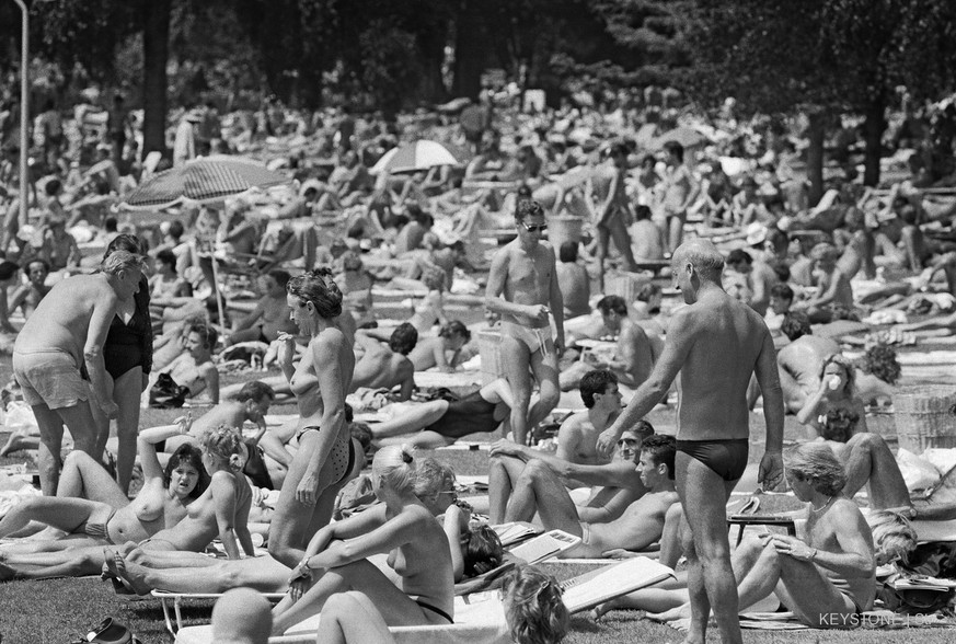 Die Badeanstalt Tiefenbrunnen am Zuerichsee zaehlte am Samstag, 11. Juli 1987 erstmals in dieser Saison eine Rekord-Besucherzahl. Fuenftausend Badegaeste machten sich die Plaetze auf der Wiese und wah ...