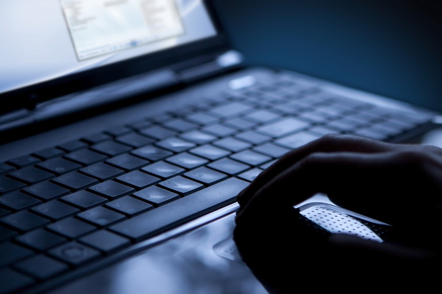 Hacker Hand mit Laptop Darknet