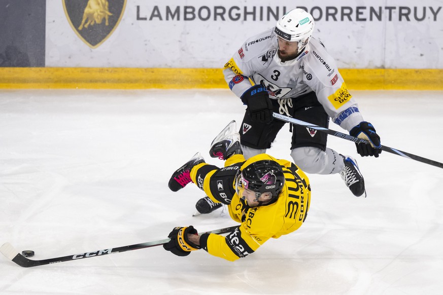 Cole Cormier HCA), unten, gegen Michael Kapla (HCFG), oben, im Qualifiaktionsspiel der Eishockey National League zwischen dem HC Ajoie und dem HC Fribourg-Gotteron in der Raiffeisen Arena in Porrentru ...