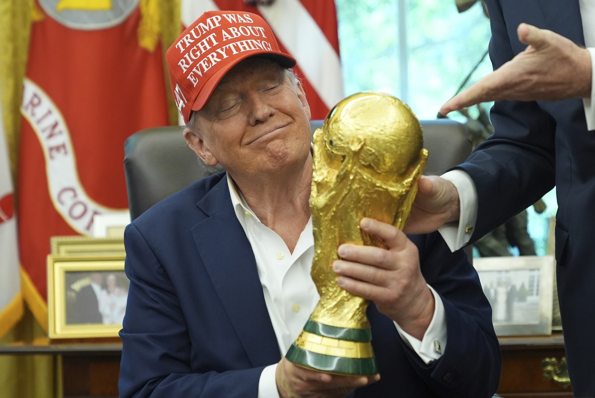 KEYPIX - President Donald Trump holds the FIFA World Cup Winners Trophy during an announcement in the Oval Office of the White House, Friday, Aug. 22, 2025, in Washington. (AP Photo/Jacquelyn Martin)