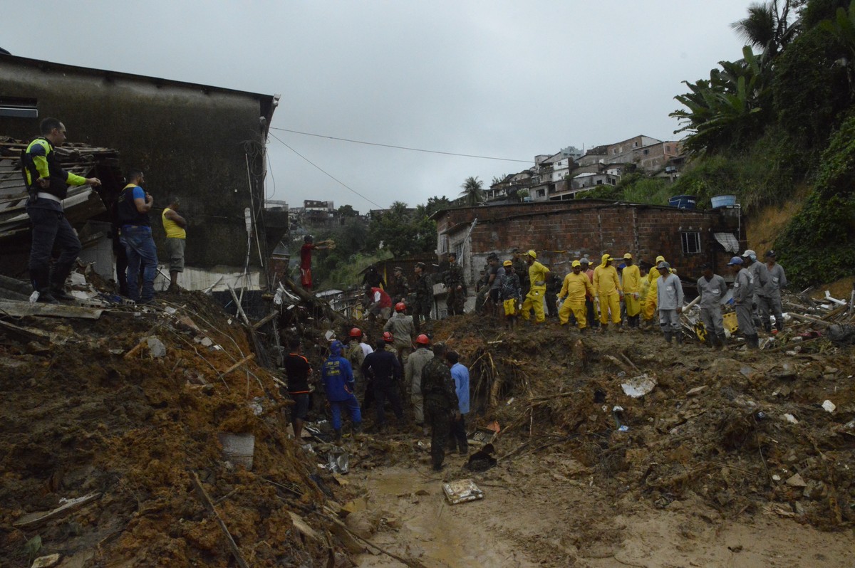 epa09985494 Firefighters, army soldiers and volunteers work in the area of ??a landslide caused by heavy rains today, in the Jardim Monteverde neighborhood of the city of Jaboatao dos Guararapes, Braz ...