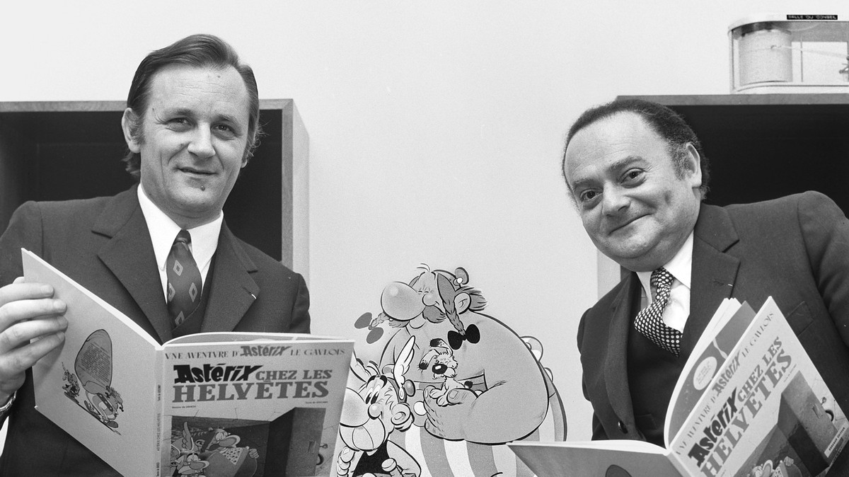 Die beiden bekannten Autoren der Asterix-Buecher, der Texter Rene Goscinny, rechts, und der Zeichner Albert Uderzo, links, mit ihrem neuen Band "Asterix bei den Schweizern", aufgenommen am 1 ...