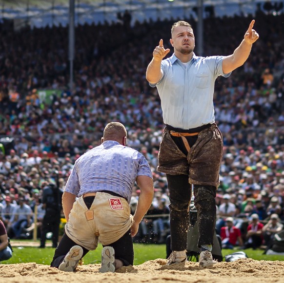 Adrian Walther, rechts, und Michael Gwerder, links, im 3. Gang am Eidgenoessischen Schwing- und Aelplerfest 2025 Glarnerland (ESAF), am Samstag, 30. August 2025, in Mollis. (KEYSTONE/Michael Buholzer)