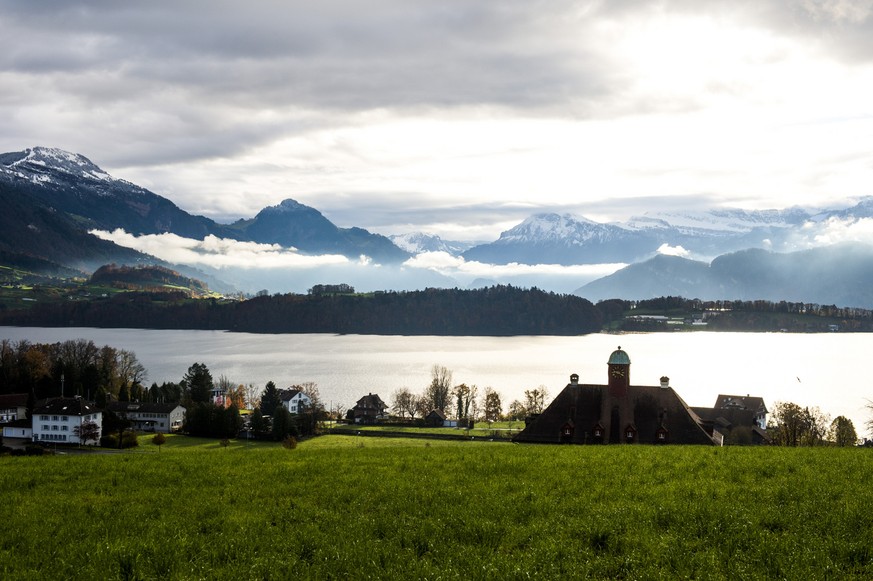 Hochnebel und Nebelbaenke ziehen ueber den Vierwaldstaettersee bei Weggis, aufgenommen von Meggen aus, am Dienstag, 18. November 2014. (KEYSTONE/Sigi Tischler)