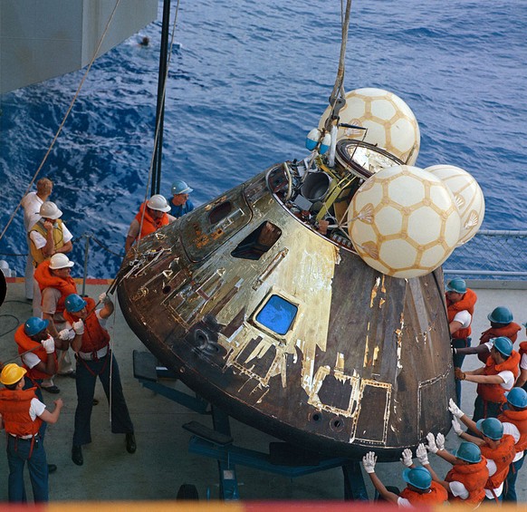 Apollo 13 an Deck der USS Iwo Jima.