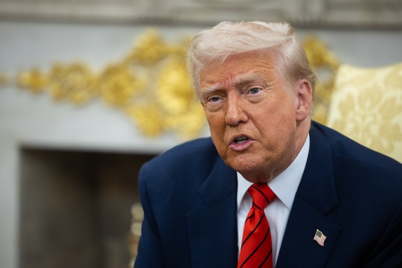 epa12078428 US President Donald Trump attends a meeting with the Canadian prime minister in the Oval Office at the White House in Washington, DC, USA, 06 May 2025. EPA/FRANCIS CHUNG / POOL