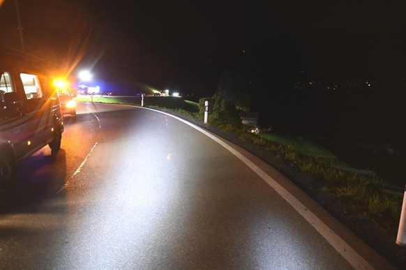 Ein deutscher Autolenker ist am 3. September 2023 bei Valendas GR von der Strasse abgekommen und hat sich mit seinem Fahrzeug mehrfach einen steilen Abhang hinab überschlagen.