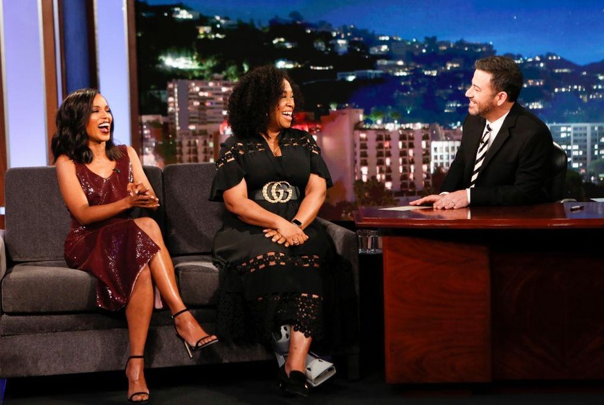 Kerry Washington und Shonda Rhimes – mit kaputtem Fuss – bei Jimmy Kimmel.