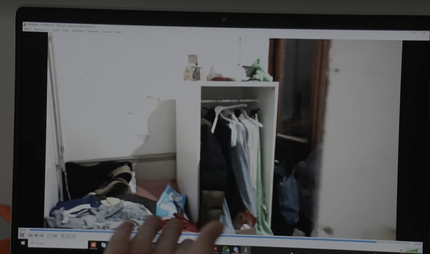 In diesem kleinen Zimmer neben einer Fabrik leben mindestens drei Personen.