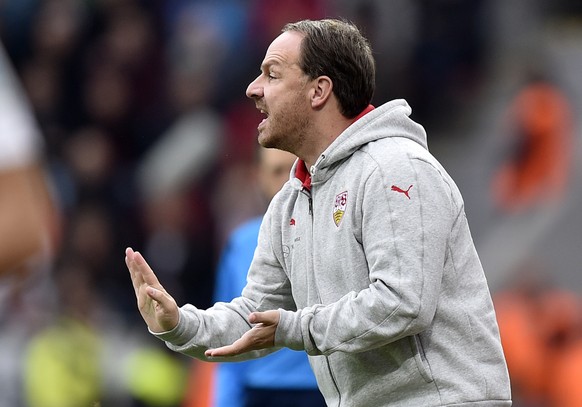 Stuttgart head coach Alexander Zorniger shouts during the German Bundesliga soccer match between Bayer Leverkusen and VfB Stuttgart in Leverkusen, Germany, Saturday, Oct. 24, 2015. (AP Photo/Martin Me ...