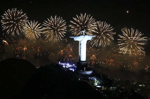 epa05693838 A handout photo made available by Riotur shows the Christ the Redeemer during a fireworks show for the New Year celebrations in Rio de Janeiro, Brazil, 01 January 2017. EPA/RIOTUR/GABRIEL  ...