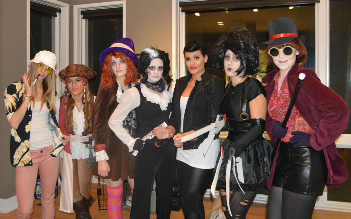 Freundinnen verkleiden sich zu Halloween als berühmten Schauspieler