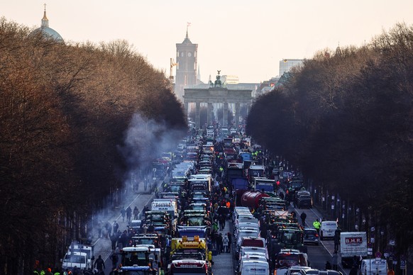 epa11064159 Farmers vehicles block 17 Juni Street during a nationwide farmers&#039; strike, in Berlin, Germany, 08 January 2024. Farmers went on strike nationwide in Germany, in protest against the fe ...