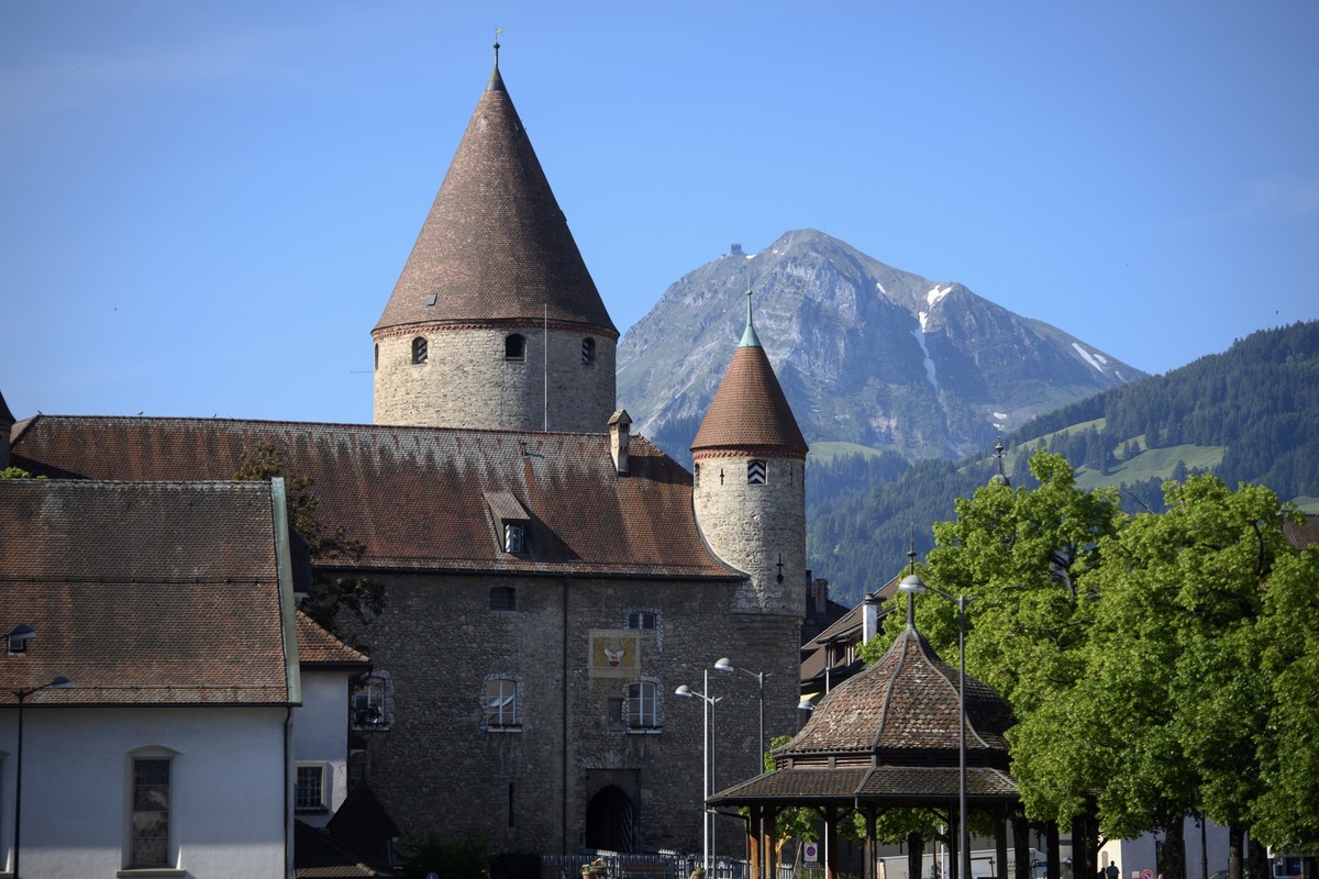 Le Chateau de la Ville de Bulle photographie devant la montagne Le Moleson ce mercredi 16 juin 2021 a Bulle dans le canton de Fribourg. (KEYSTONE/Laurent Gillieron)