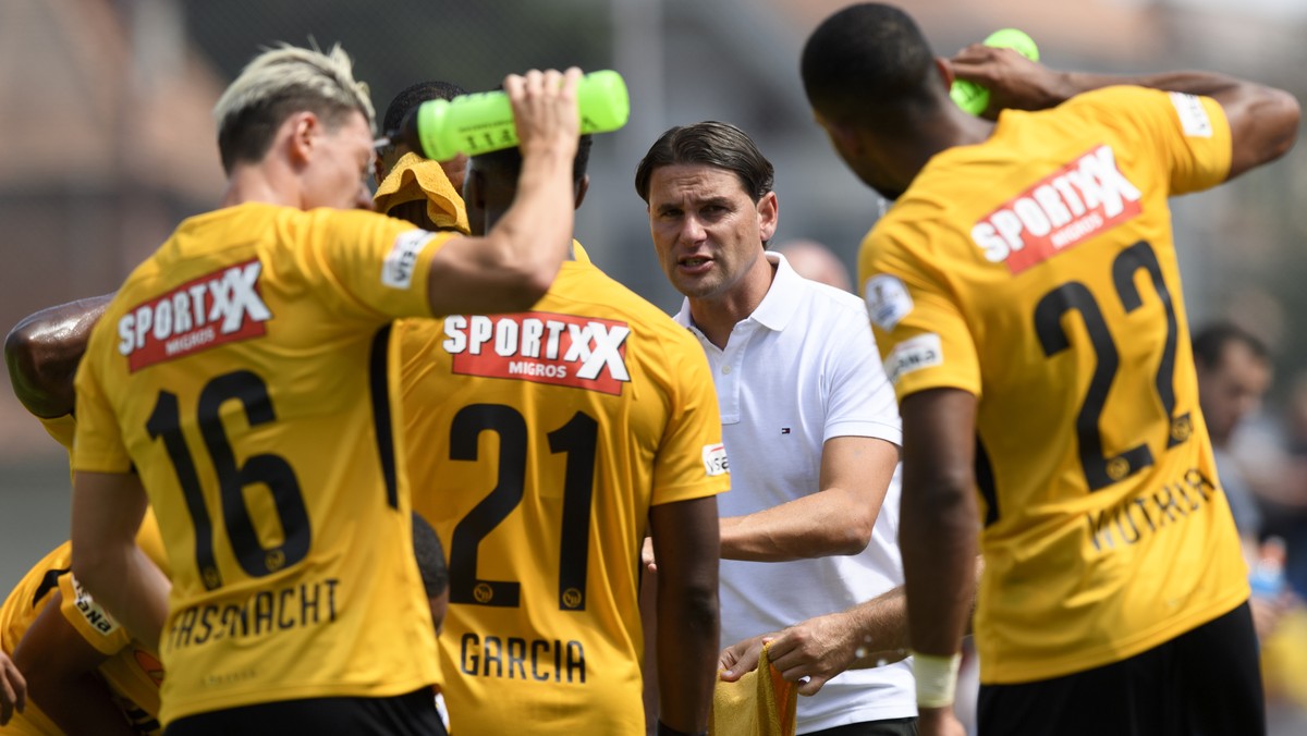 YB Cheftrainer Gerry Seoane, speaks with his players during a friendly soccer match of the international Uhrencup tournament between Switzerland's BSC Young Boys and England's Wolverhampton  ...