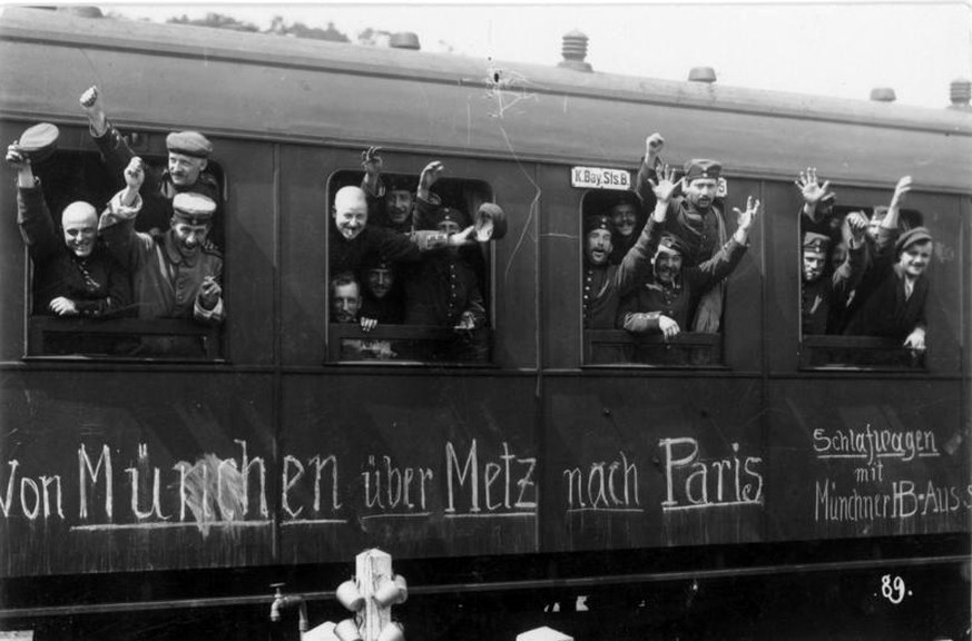 Deutsche Soldaten bei der Abreise an die Front, August 1914.
https://commons.wikimedia.org/wiki/File:Bundesarchiv_Bild_146-1994-022-19A,_Mobilmachung,_Truppentransport_mit_der_Bahn.jpg