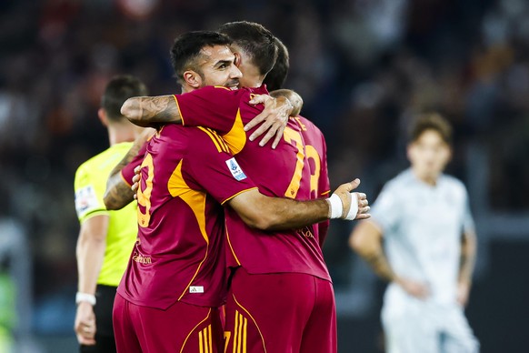 epa12514742 Roma&#039;s Zeki Celik (L) celebrates with his teammates after scoring the 2-0 goal during the Italian Serie A soccer match between AS Roma and Udinese Calcio in Rome, Italy, 09 November 2 ...