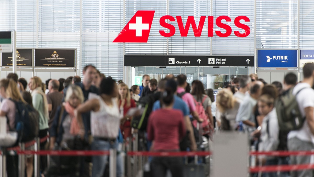 ARCHIVBILD ZU DEN QUARTALSZAHLEN VON SWISS, AM DIENSTAG, 30. APRIL 2019 ---- Passengers queue in the check-in hall 1 at Zurich Airport, pictured in Kloten, Switzerland, on July 31, 2014. (KEYSTONE/Chr ...