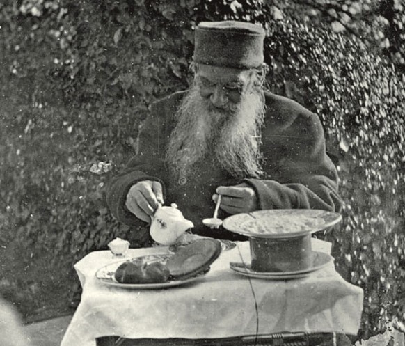 Leo Tolstoi beim Frühstück! So riesige Schinken zu schreiben, macht Hunger.