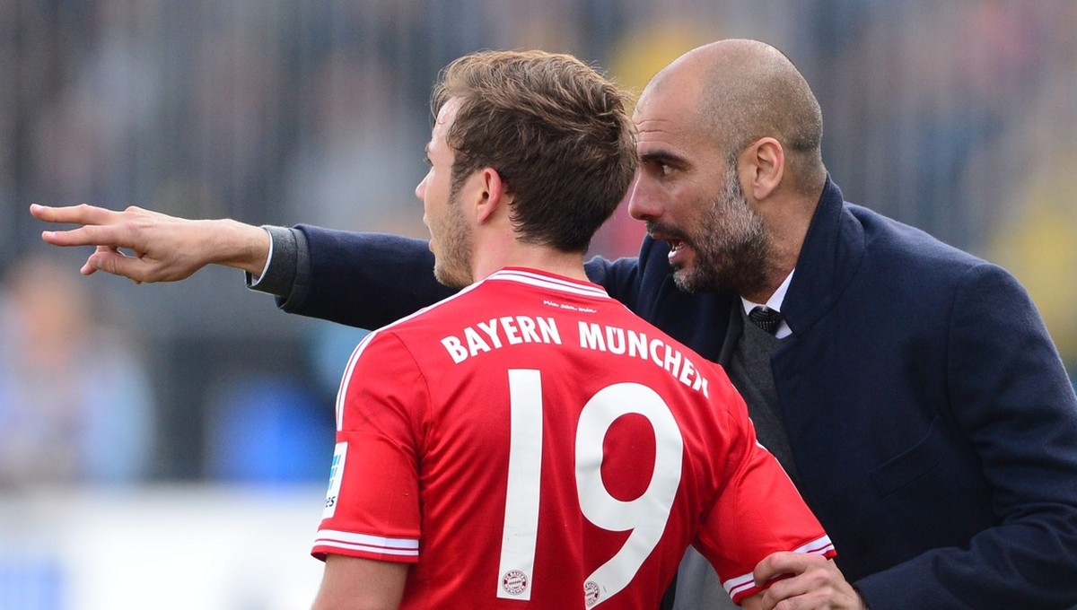 epa04172706 Munich's head coach Pep Guardiola (R) talks to his player Mario Goetze during the German Bundesliga soccer match between Eintracht Braunschweig and FC Bayern Munich at Eintracht Stadi ...