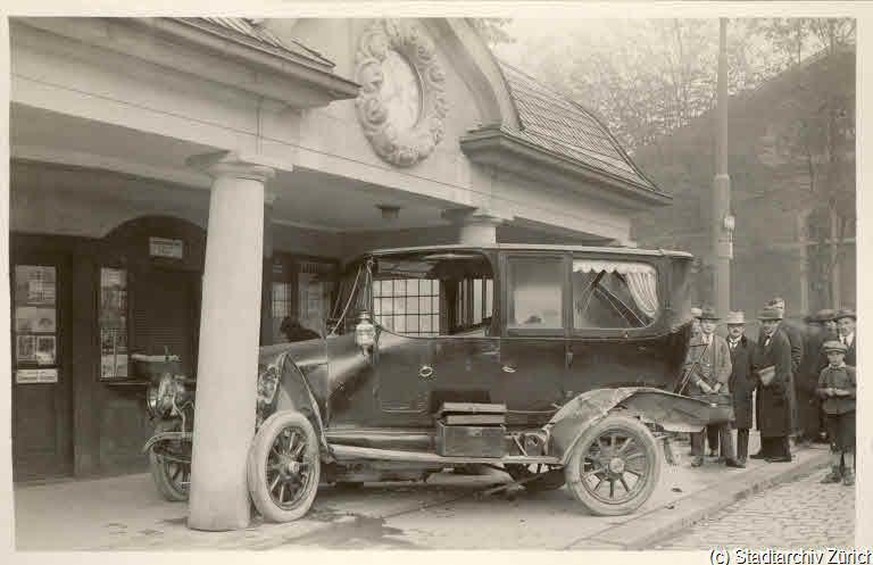 1921: Auto-Unfall, Heimplatz