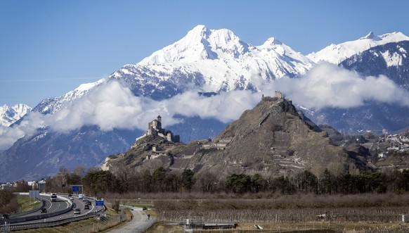 ARCHIVBILD ZUR BUNDESRAETLICHEN UNTERSTUETZUNG FUER SION 2026 --- La ville de Sion, les chateaux de Valere et Tourbillon, et les alpes valaisannes, ce vendredi 10 mars 2017. Le conseil executif de Swi ...