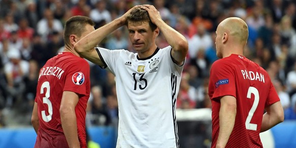Ein passendes Bild: Müller rauft sich die Haare zwischen zwei Verteidigern der Polen.