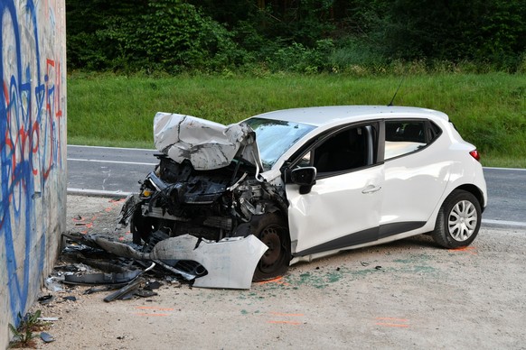 Der Autofahrer kollidierte aus unbekannten Gründen mit einem Brückenpfeiler.