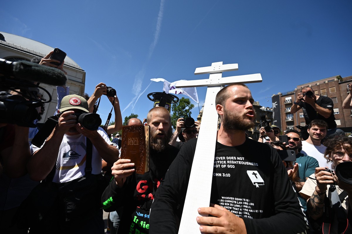 epa12203004 Counter-demonstrators protest during the Budapest Pride march in Budapest, Hungary, 28 June 2025. Thousands of people gathered at the Pride march despite a law passed earlier this year ban ...