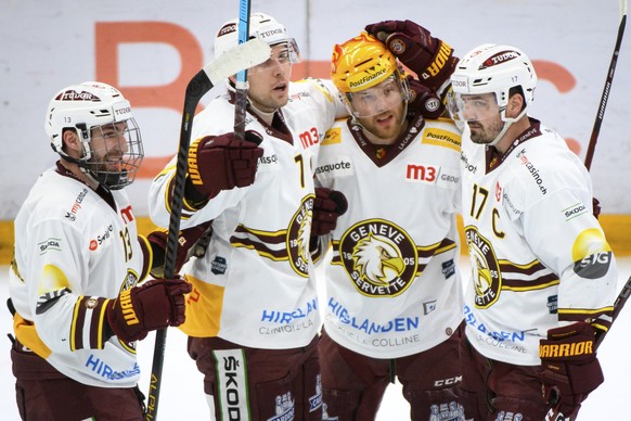 De gauche a droite, les joueurs genevois Mathieu Vouillamoz, Henrik Toemmernes, le top scorer PostFinance Linus Omark et Arnaud Jacquemet celebrent le but du 1 a 0 lors du match a huis clos du champio ...