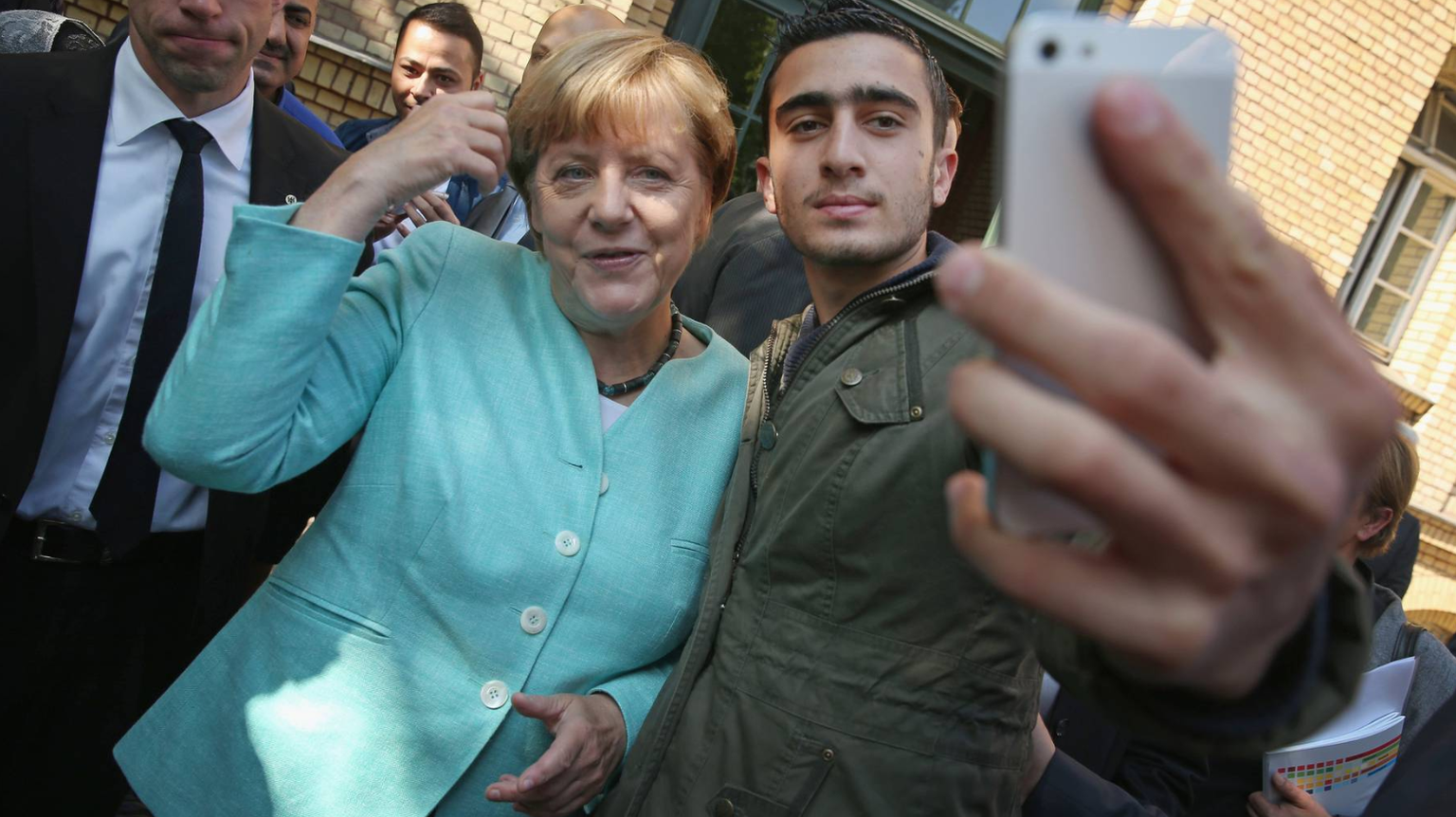 Das Bild des Selfies ging um die Welt: Anas Modamani mit Kanzlerin Merkel in einem Flüchtlingsheim in Berlin-Spandau am 10. September 2015.