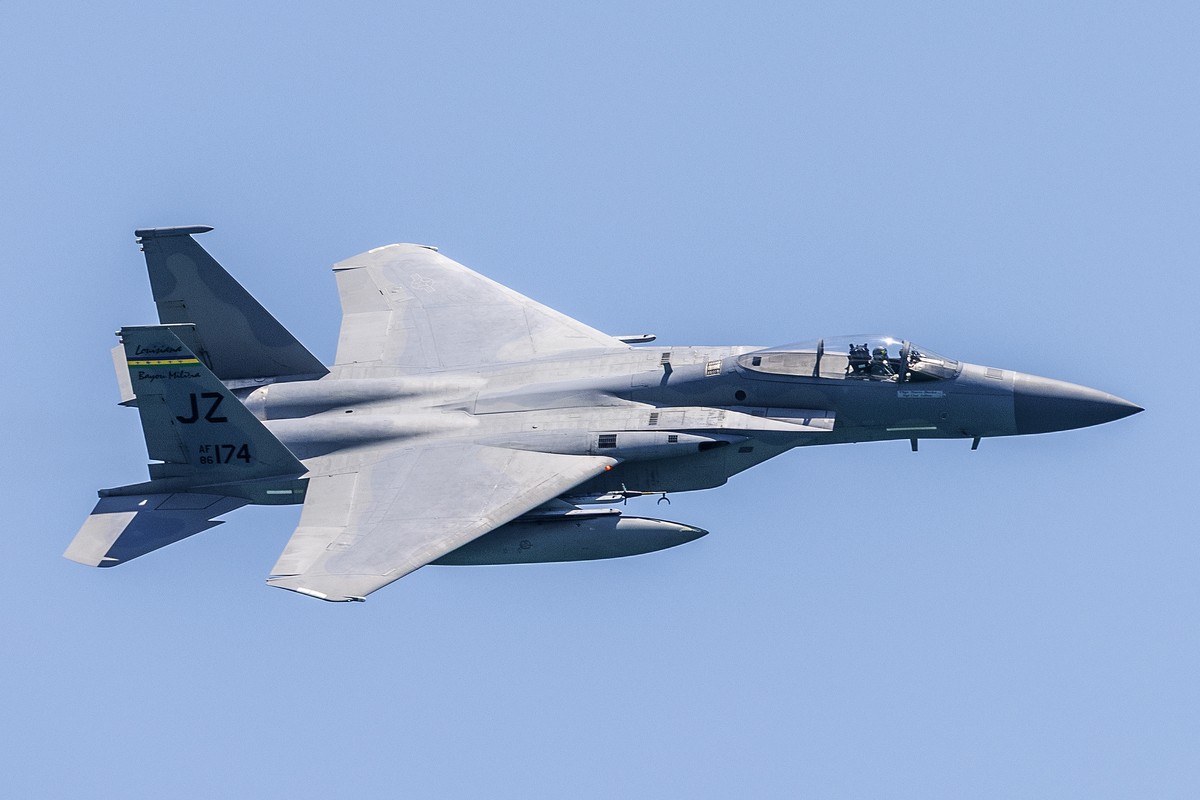 epa12132846 A USAF F-15 Eagle flies over South Beach during Memorial Day weekend celebrations in Miami Beach, Florida, USA, 24 May 2025.The two-day Hyundai Air &amp; Sea Show event showcases the men,  ...