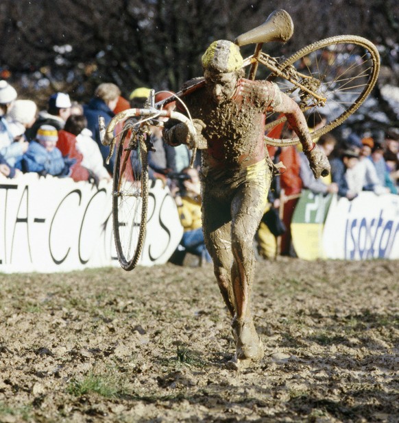 Hätten Sie ihn erkannt? Publikumsliebling Beat Breu wird an der WM 1988 in Hägendorf angefeuert.